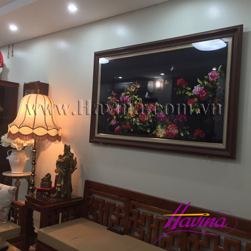 Bức tranh thêu hoa mẫu đơn được treo tại phòng khách của chị Hoa