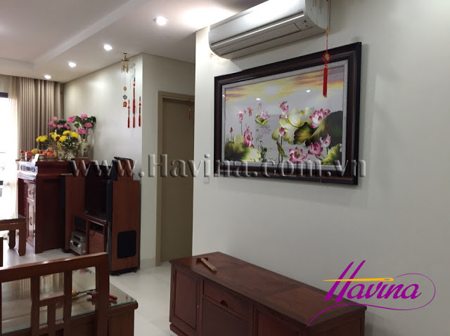 Bức tranh thêu hoa sen được treo tại căn hộ cao cấp của chị Hoa
