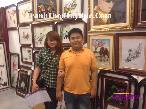 Vợ chồng chị Mai Lâm tham quan và ký hợp đồng tại showroom tranh thêu tay Huế