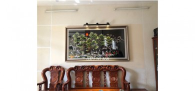 Bức tranh thêu tùng hạc diên niên là món quà anh chị Mai Phương dành tặng ba mẹ mình