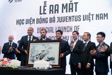 Tác phẩm của Tranh thêu tay Huế vinh dự được góp mặt trong sự kiện ra mắt học viện bóng đá Juventus Việt Nam
